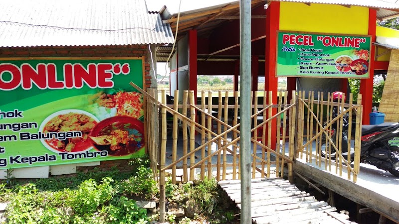 Pecel lele mashuda(depan lapangan/tanah kosong) di Lamongan