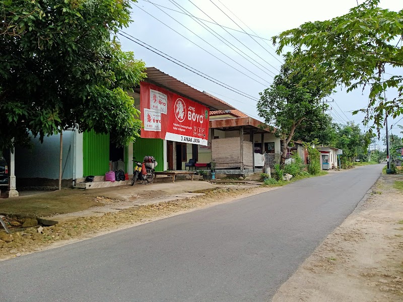 Toko plastik 3 Anak Jaya di Madura