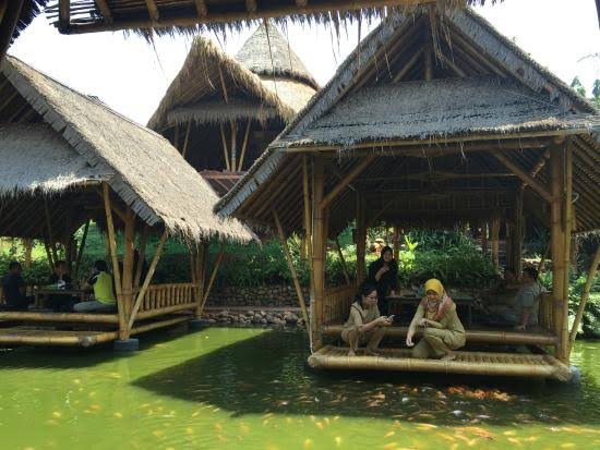 Saung Reflexi di Tanjung Priok