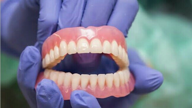 Tukang ahli gigi palsu(valplast & acrylic). di Tambaksari